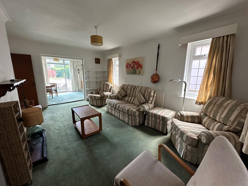 Lot: 63 - DETACHED HOUSE FOR REPAIR WITH POTENTIAL - Living room with access to dining room
